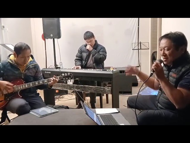 一班音樂人喺屋企練歌，避難所