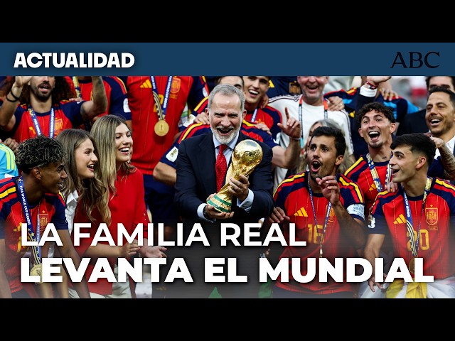 FELIPE VI y LETIZIA levantan la copa junto a sus hijas entre los vítores de los jugadores