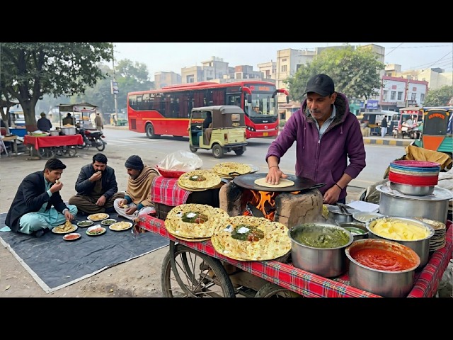 45 YEAR OLD POOR STREET VENDOR'S DAILY STRUGGLE 😍 SAAG PARATHA | STREET FOOD LIFE IN PAKISTAN