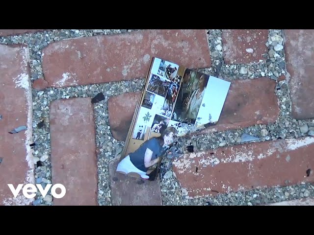 Lizzy McAlpine - Ugly things (Official Video)