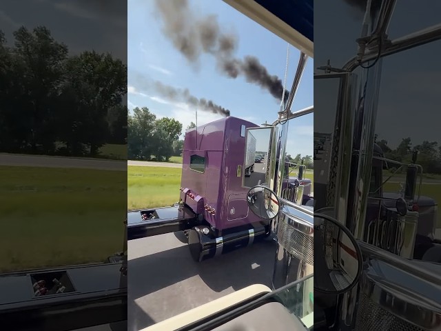 CAUGHT @InterstateMadeMe SLIDING 🥵🔥🔊🔊 #peterbilt #trucking #trending #truckingjobs #semitruck