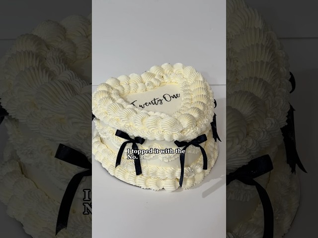 🤍✨This all white vintage heart cake is so elegant and pretty!! 🦢