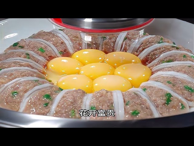 A festive and prosperous New Year's Eve dinner! Beautiful and delicious dishes for family reunion...