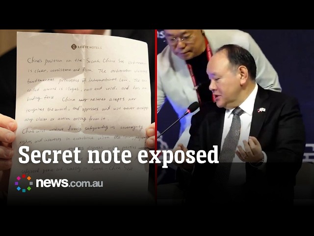 Momento incómodo en el que se lee en voz alta la nota secreta de un diplomático chino ante una au...