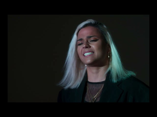 Yoly Saa - Cuando yo estoy lejos (Videoclip Oficial)