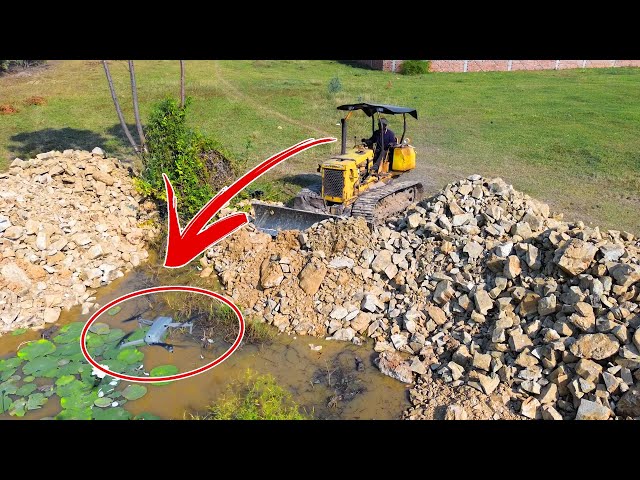 Incredible Showing Professional Driver Machinery control bulldozer MITSUBISHI Pushing Stone