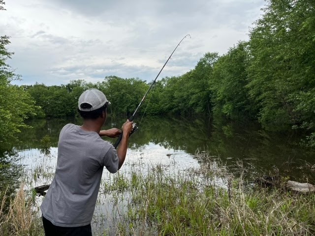 GIANT SHELL CRACKER AND BLUEGILL FISHING ABANDONED POND!!!