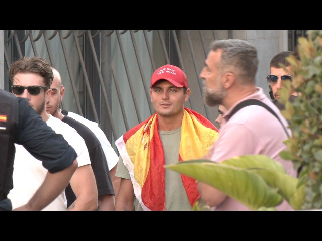 Tension at Plaza de los Reyes with the arrival of Vito Quiles