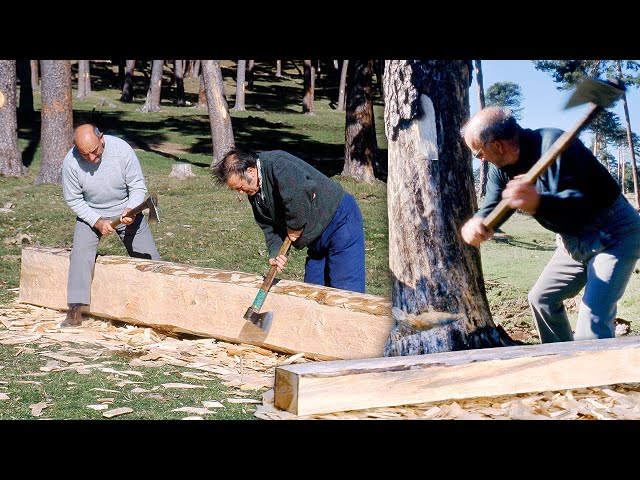 HACHEROS Y ASERRADORES de madera. Así eran los oficios de transformar troncos en tablas | Documental