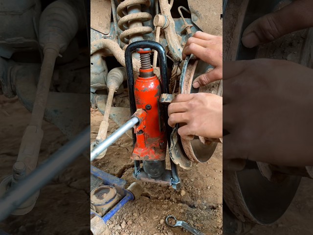 Smart DIY Ball Joint Removal Tool Hack #balljoint #carrepair #mechanic #diymechanic #automotive