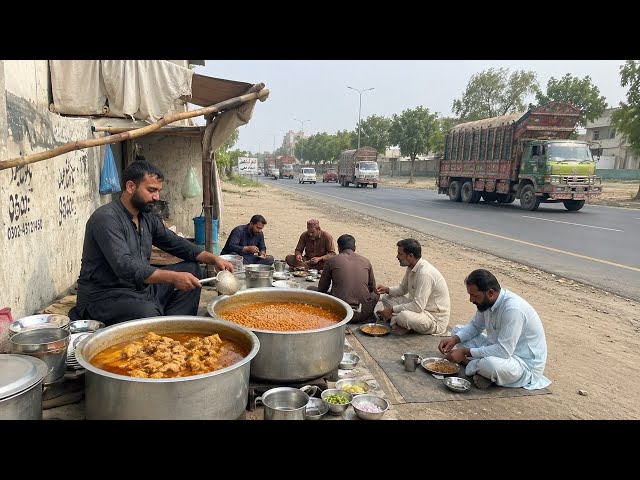 POOR LABORERS EAT THIS CHEAP FOOD 😱 | HOT RICE WITH SPICY CURRY | PAKISTANI STREET FOOD