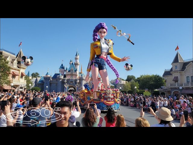 El gigante cazador de demonios del KPop brilla en el desfile del Día de Disneyland 360°