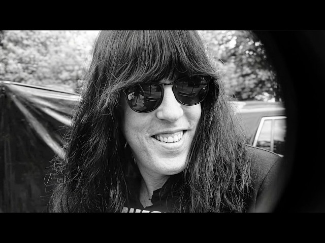 Ramones - Blitzkrieg Bop (Official Music Video)
