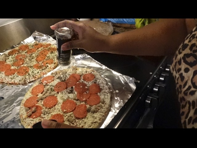 COOKING A LOW BUDGET PIZZA MEAL FOR MY FIANCÉ AND I WHILE HOMELESS AND LIVING IN A HOTEL 🍕🍕