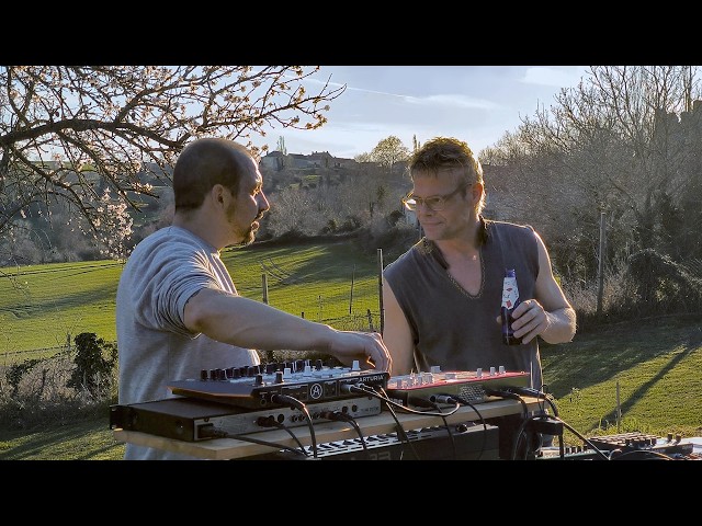 We made some music in the garden (DAWless French Touch live session)
