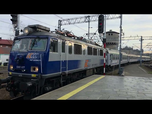 EU07-077 arrives into Krakow Glowny on Tuesday 9th December 2025