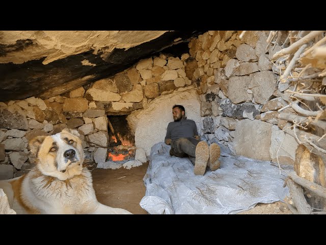 Cómo construir una piragua con fuego dentro de una chimenea, acampar al aire libre