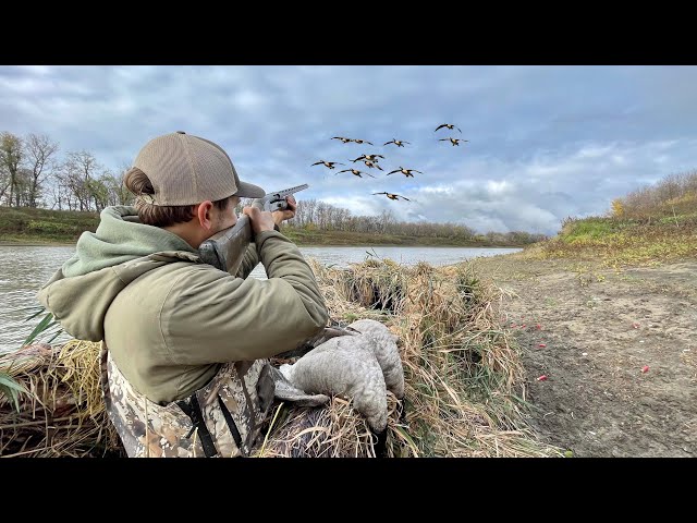 RIVER GOOSE HUNTING Big Flocks of Geese at Close Range! (LIMITED OUT)
