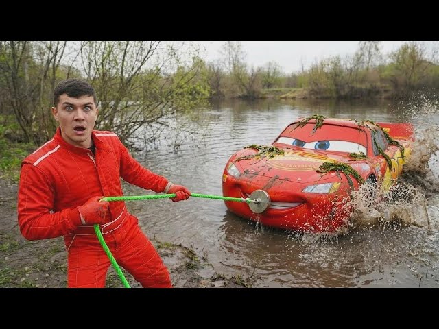 ¡Encontramos a Rayo McQueen bajo el agua mientras pescábamos con imán!