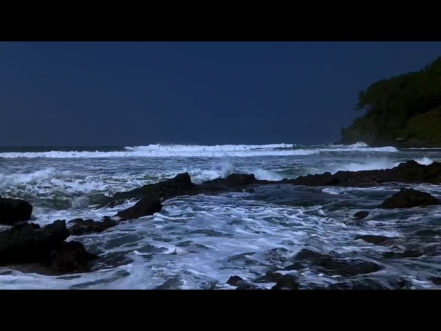 Drift Into a Night of Deep, Uninterrupted Sleep With the Calming Sound of Ocean Waves