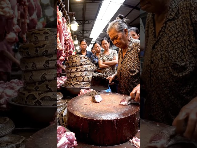 Traditional Python Market Scene@alfurqan-ai