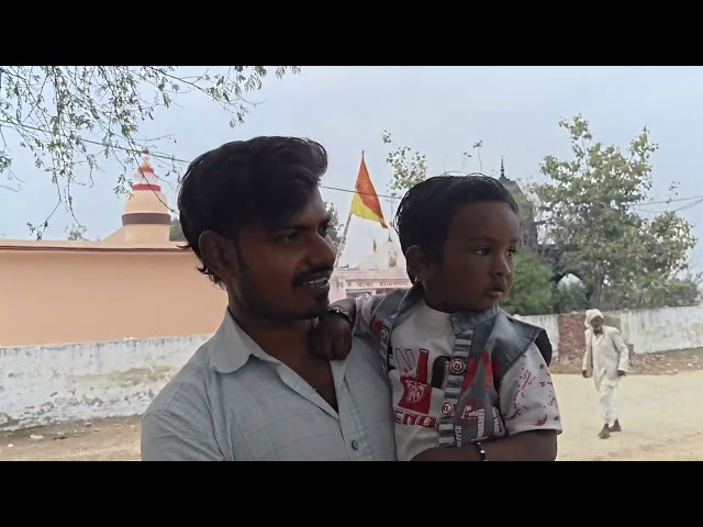 झारखंड धाम में गेट के सामने कुंआ में चार सांप रह रहे थे तो मंदिर के पुजारी ने रेस्क्यू करवायें 