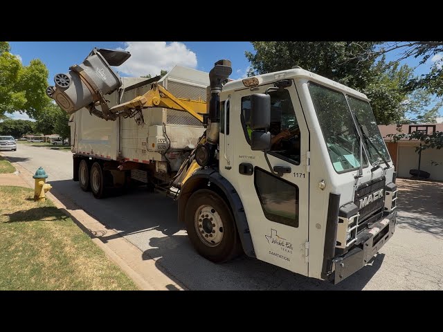 1171 | A Fast Roaring Python Packing Out On Tuesday Trash