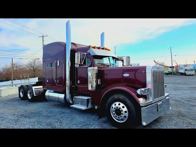 Peterbilt 379EXHD with a unique sleeper #classic #luxury #trucking