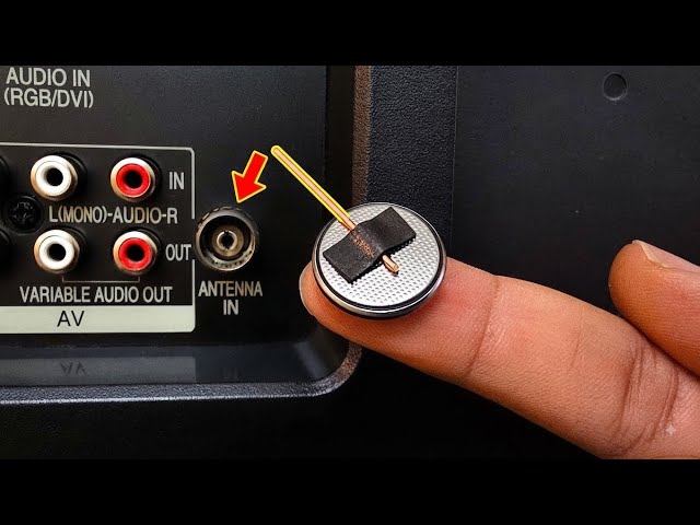 Solo tienes que insertar la pila de botón detrás del televisor y ver todos los canales de televisión