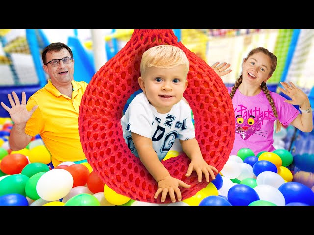Oliver y Adam se divierten con Mamá en el nuevo parque de juegos