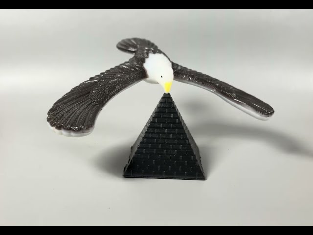 Schwebevogel mit Pyramide