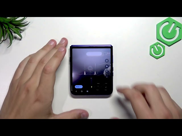 How to Use Cover Screen Camera Viewfinder on MOTOROLA Razr 70 Ultra