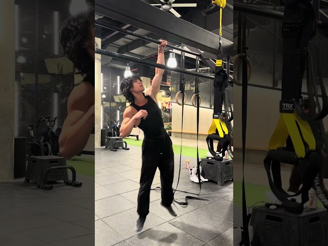 Calisthenics athlete vs bodybuilder