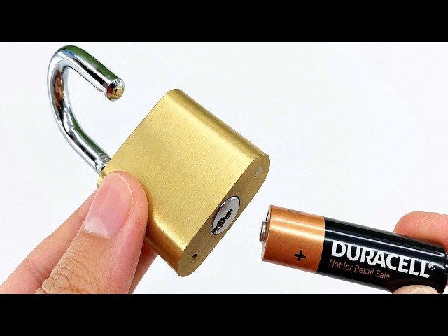 No need to call a locksmith: a simple way to unlock a lock using an AA battery.