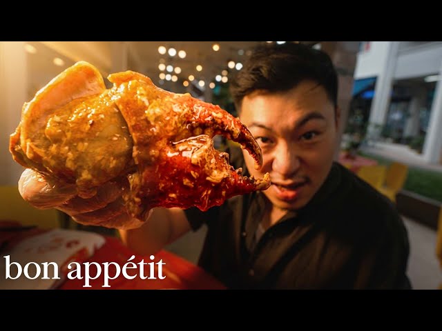 Probamos el legendario chili crab de Singapur | Street Eats | Bon Appétit