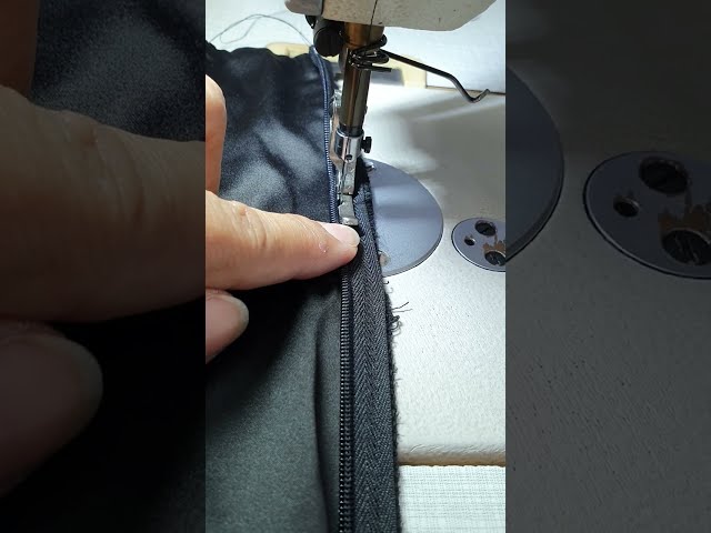 Online tailoring - How to sew a hidden zipper on a very tight dress
