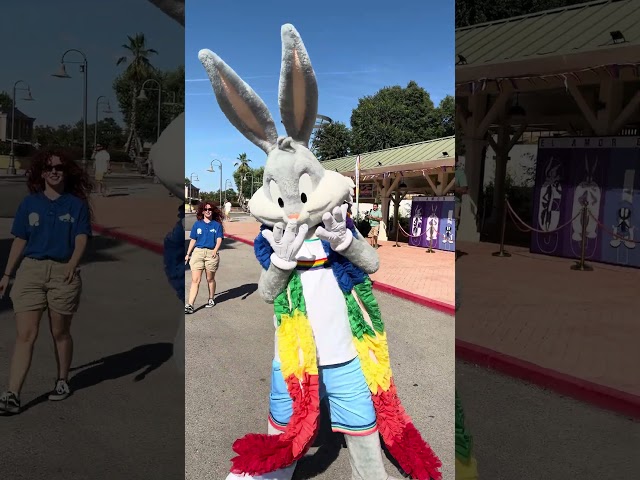 🌈Bugs Bunny y el Pato Lucas Celebrando Pride Week - Parque Warner Madrid