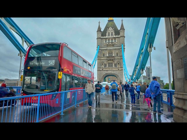 Is This London’s Most Iconic Rainy Walk? ☔️ Tower Bridge & The City of London [4K HDR]