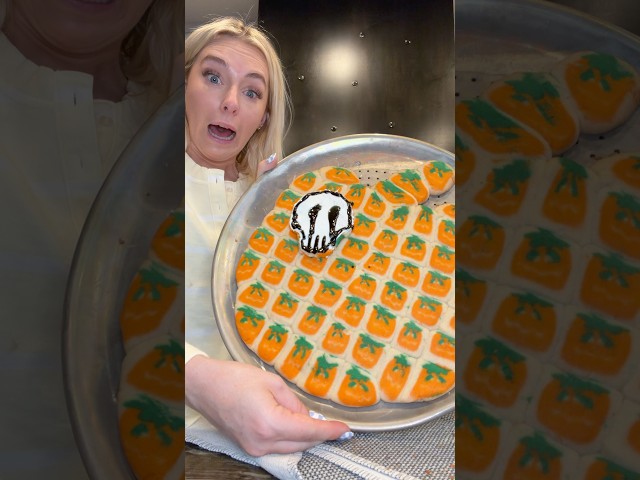 My ugliest dessert yet 😊🫶 #DIY #baking making a Halloween themed pizza cookie for a girls night