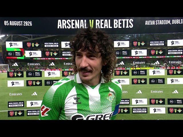 Héctor Bellerín del Real Betis reacciona a la victoria en pretemporada sobre el Arsenal