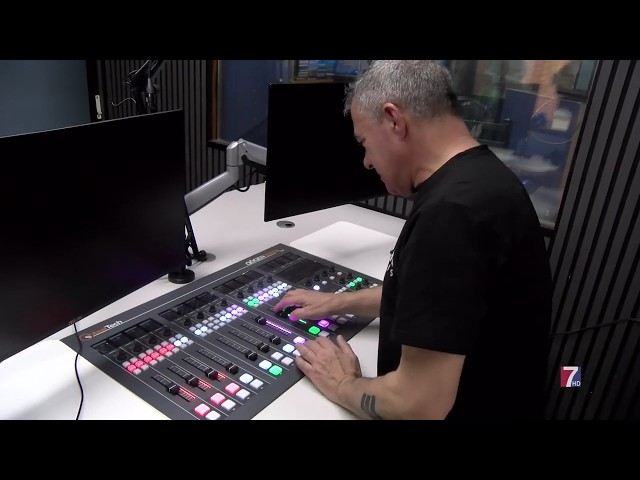 Miguel Ángel Monedero enseña el nuevo estudio de RADIO7