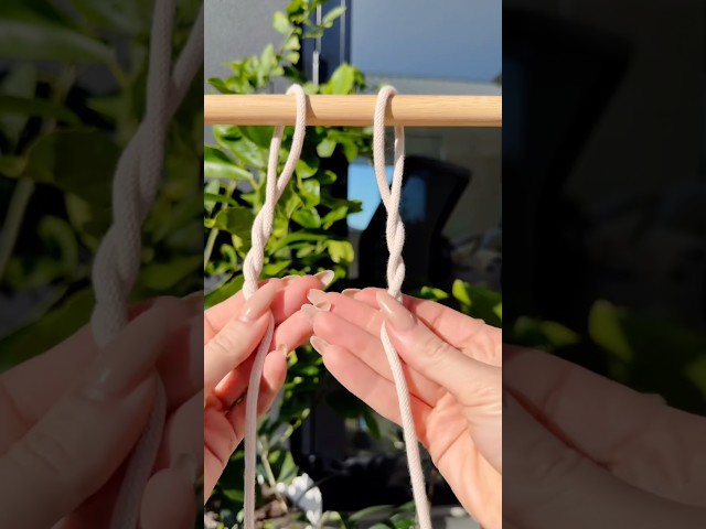 Two ways to attach macramé cord: a simple classic start and a more decorative one ✨#macrame #diy