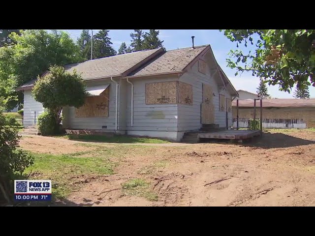 Everett nuisance home cleared; 9 people, 6 tons of garbage removed | FOX 13 Seattle