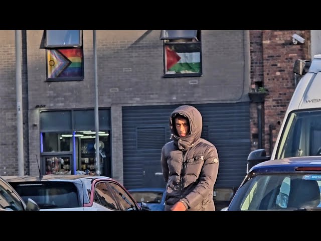 Ned y Charlie en un ataque repentino de migrantes con huevos y piedras en Liverpool