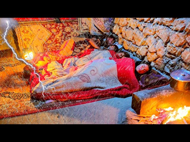 😱⛈️ Heavy Rain and Storm in the Zagros | A Nomadic Family Tries to Survive in the Mountains 🏔️🔥