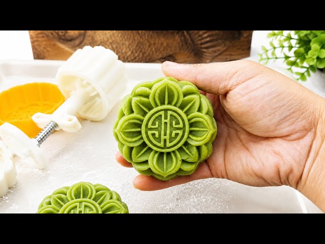 Baking and shaping cakes is easy with beautiful molds ! happy corner of the kitchen.