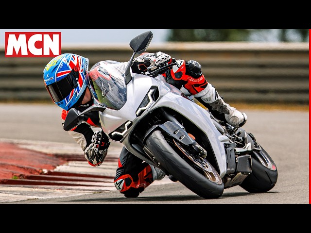 ¿Es esta la superbike definitiva para la carretera? | Reseña en carretera y pista de la Norton Ma...
