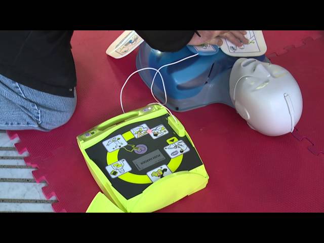 Paramedics Demonstrate CPR and AED skills - www.torontomedics.ca/cpr