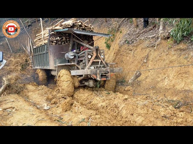 Logging Truck Battles Muddy Hill – Tension at Max, Smoke Fills the Forest