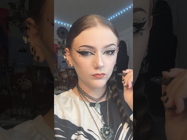 #eyeliner #eyemakeup #eyes #eye #makeup #makeuptutorial #makeupartist #teen #teenagers #music #goth